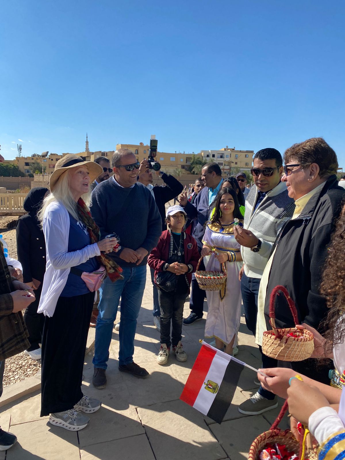 لقاءات نائب المحافظ مع السياح بالكرنك لقاءات نائب المحافظ مع السياح بالكرنك