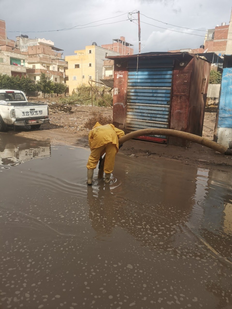 جانب من رفع مياه الامطار