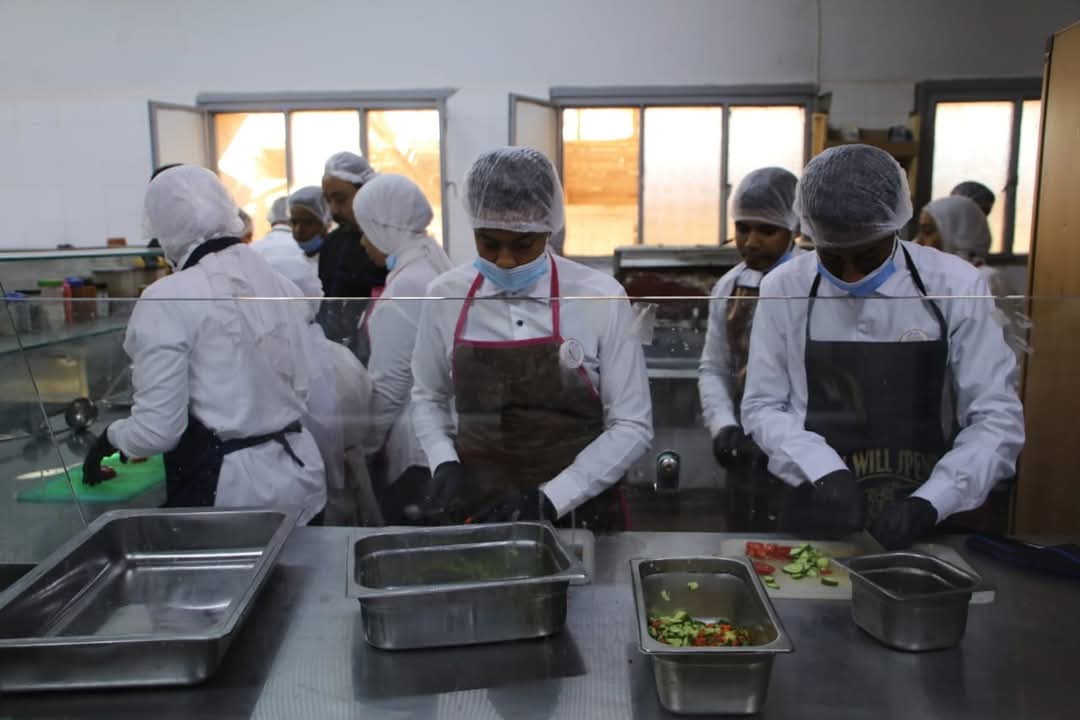 تدريب الطلاب على أعمال الطهى 