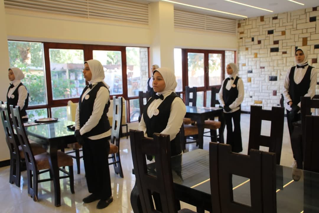 اول دفعة من طلاب المدارس الفندقيه بالوادى الجديد