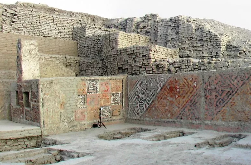 عدد من المدافن داخل معبد فى بيرو