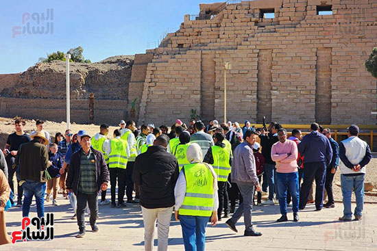 شباب-ظواهر-خلال-توزيع-الهدايا-على-السائحين