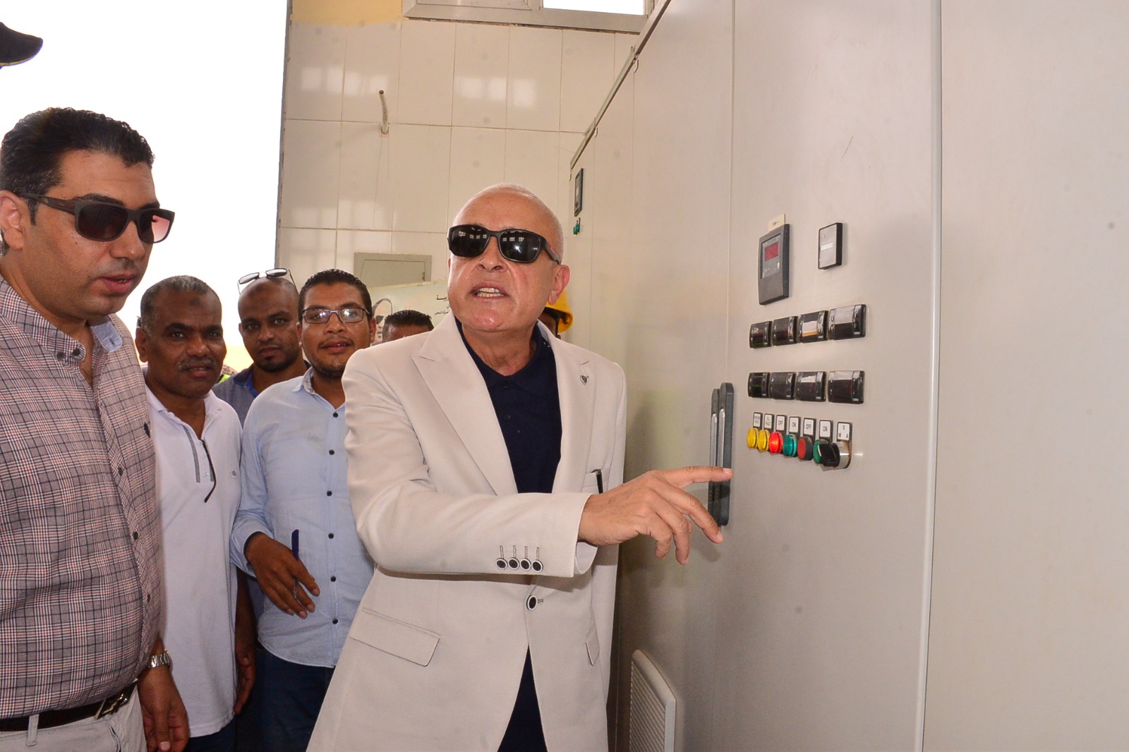 محافظ الأقصر خلال افتتاح محطة صرف صحي الرياينة