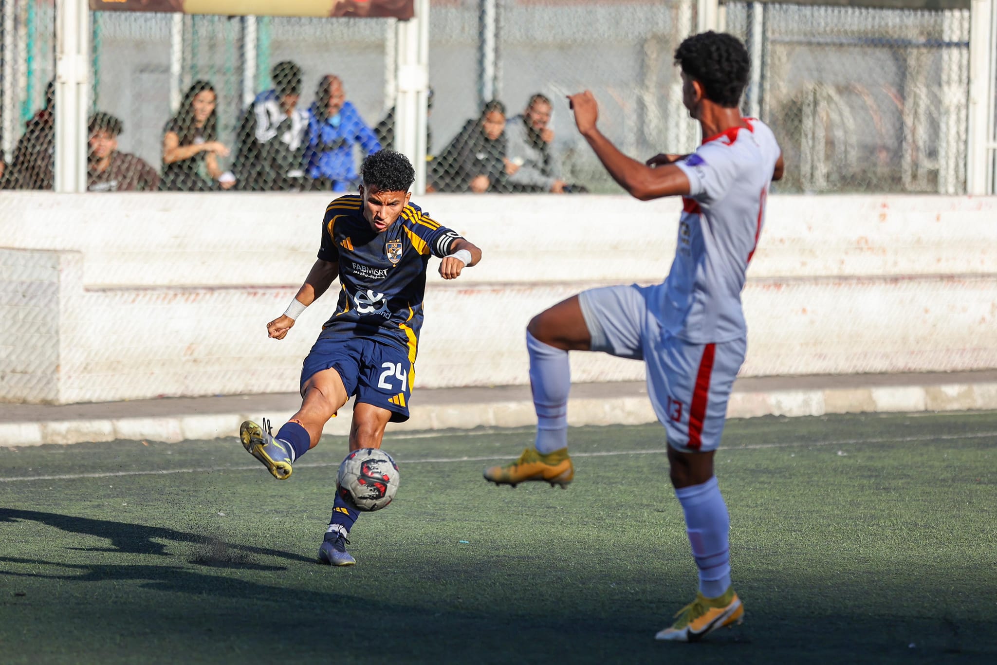 صراع على الكرة بين لاعبي الاهلي والزمالك