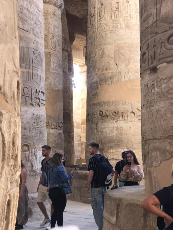 استمتاع السياح بين أعمدة معابد الكرنك بالأقصر