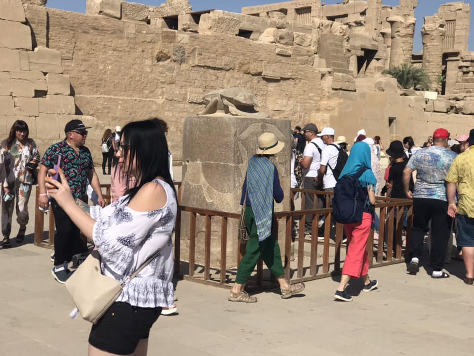 يستمتع السياح بتقلبات الجعران المقدس في الكرنك