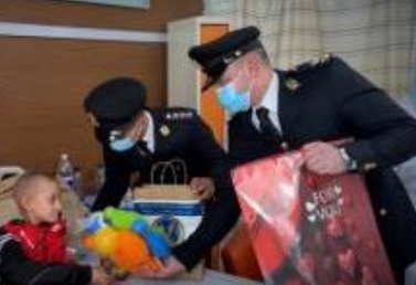 توزيع هدايا