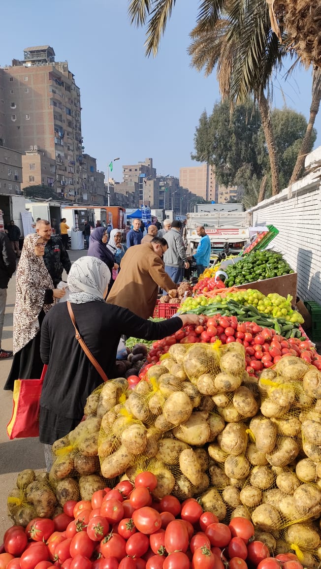 عروض على الخضروات والفواكه بسوق اليوم الواحد