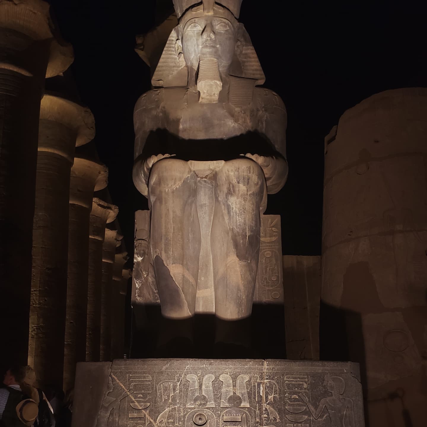 سحر وجمال تماثيل الملوك بمعبد الأقصر والإضاءة الليلة للمعبد