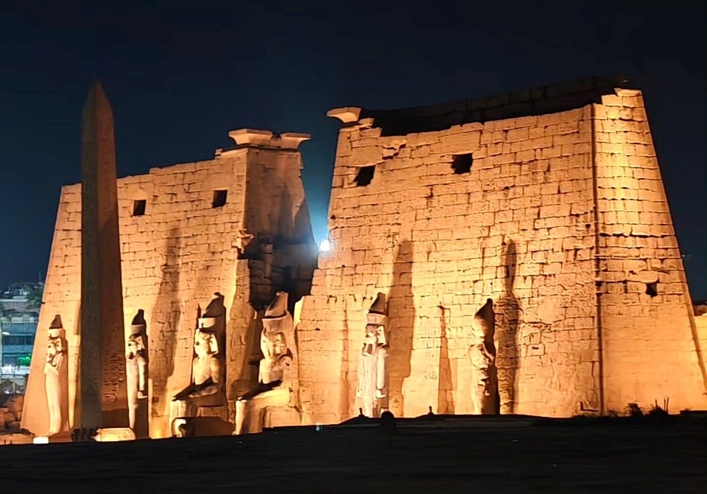 واجهة معبد الأقصر بسحر الإضاءة الليلة