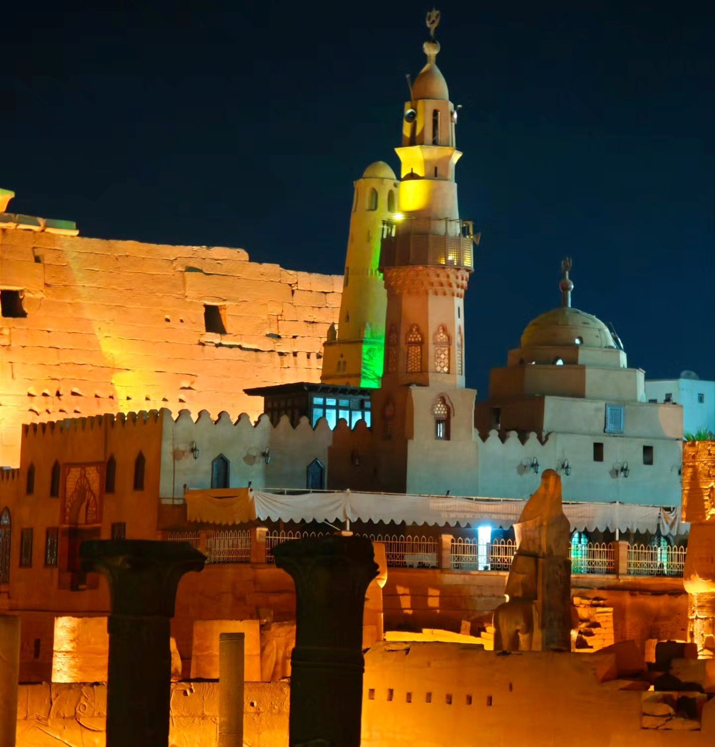 الإضاءة الليلة تشع نورها على مسجد سيدى أبوالحجاج