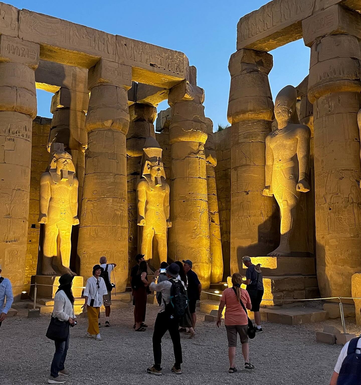 توافد سياحى مميز فى الضوء الليلي لمعبد الأقصر