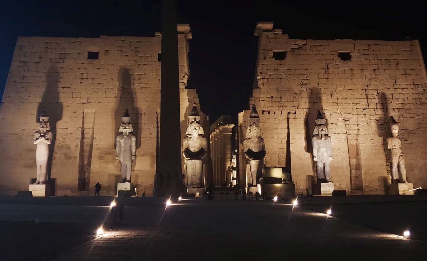 سحر واجهة معبد الأقصر ليلاً