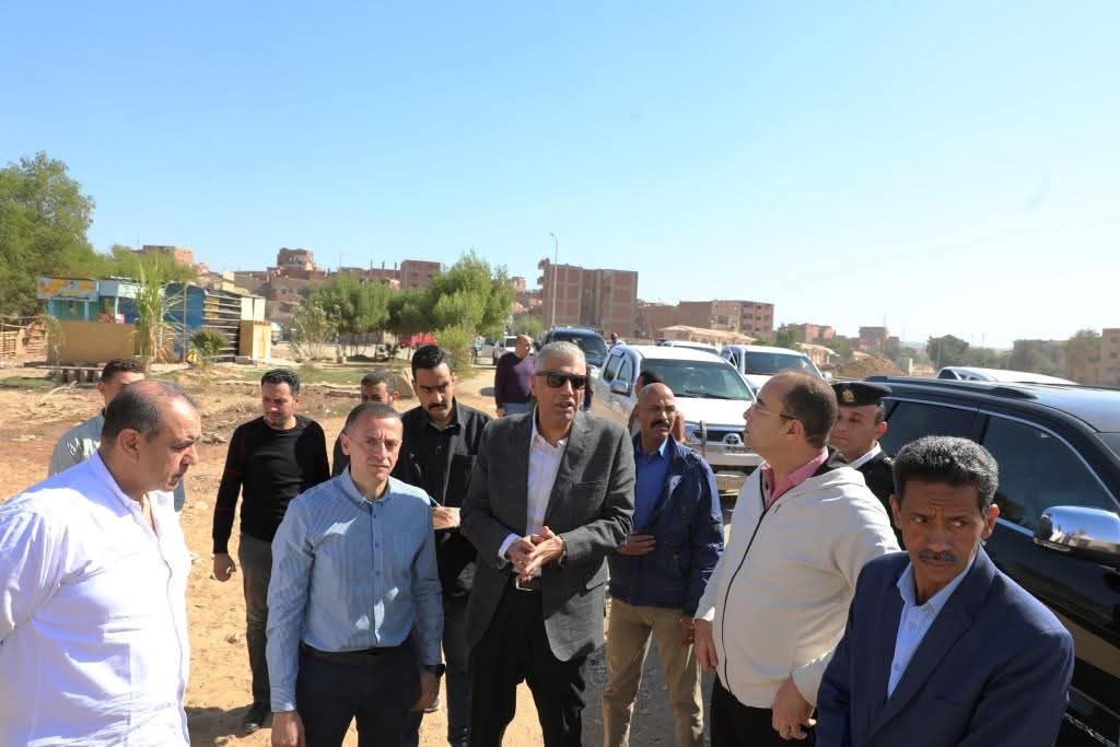 المحافظ فى منطقة السيل