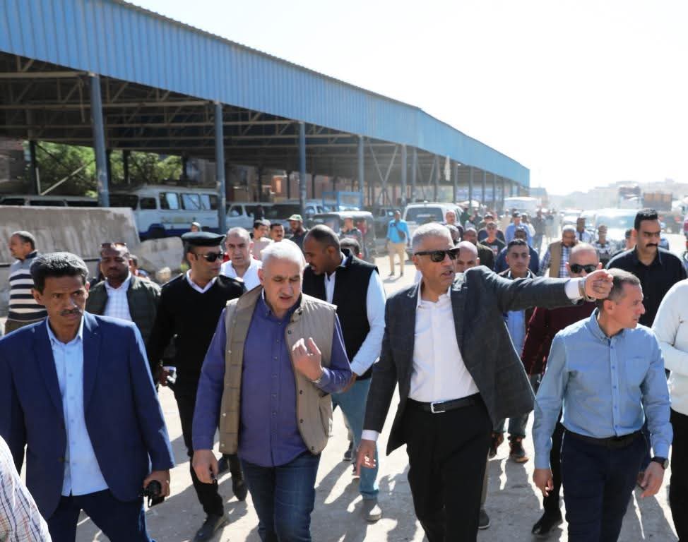 جولة محافظ أسوان فى سوق السيل