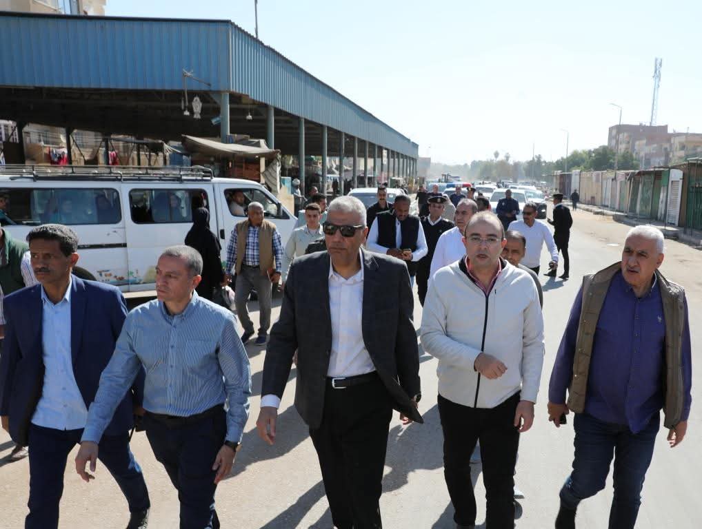 المسئولون فى سوق السيل