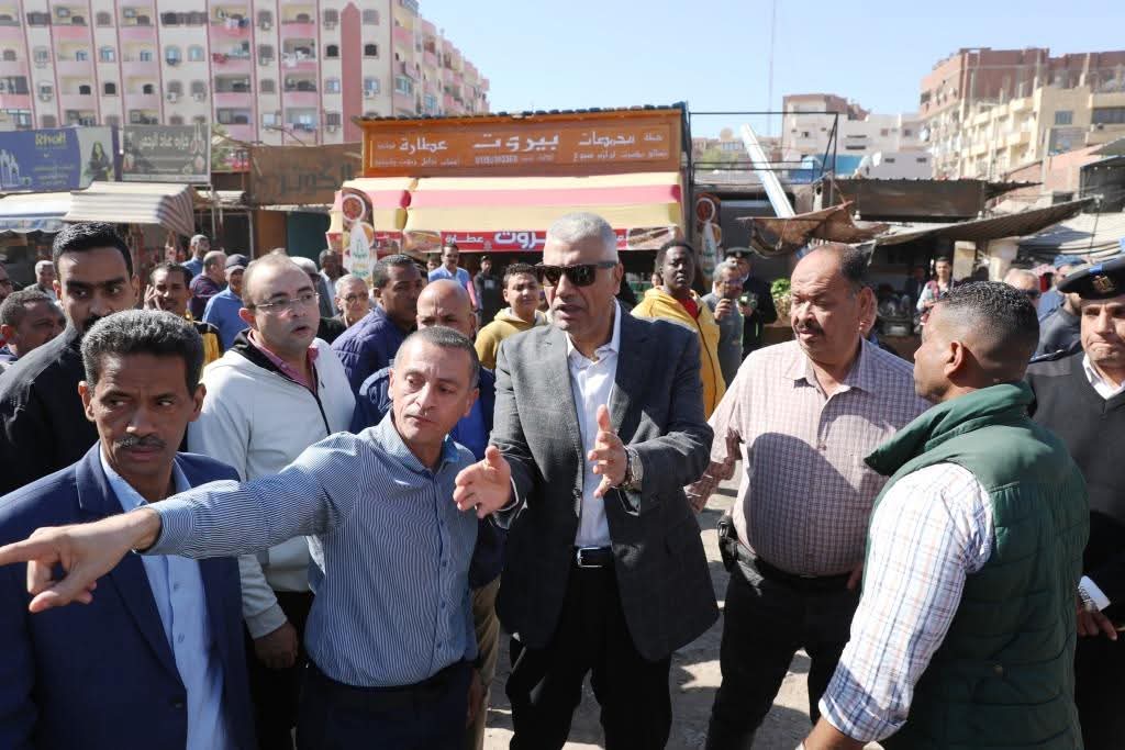 محافظ أسوان ونائبه فى سوق السيل