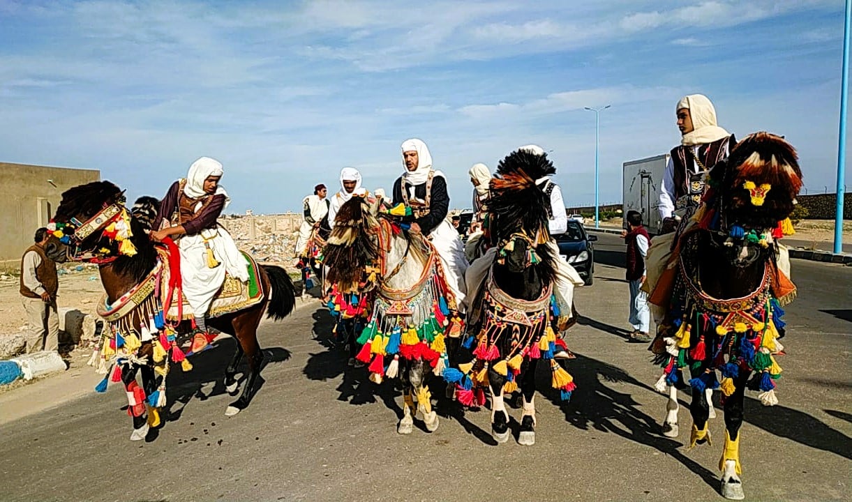 ابناء مطروح على ظهور الخيل بالملابس التراثية