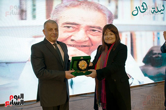 محافظ-الإسماعيلية-يكرم-أرملة-الابنودى