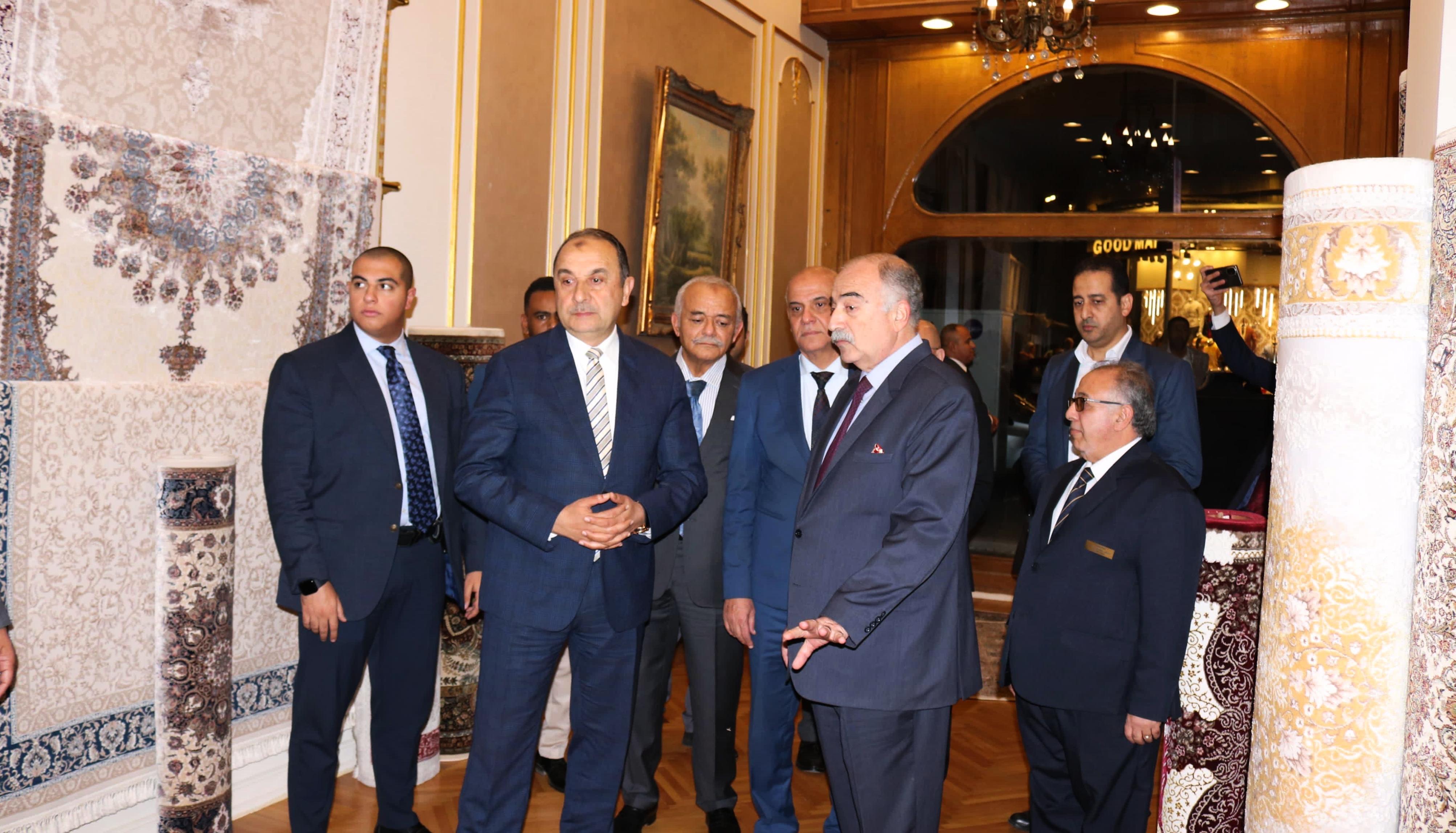 الوزير يتفقد المعرض الوزير يتفقد المعرض