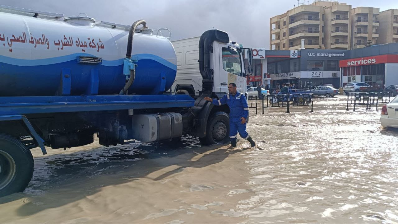 ازالة مياه الامطار من شوارع مطروح