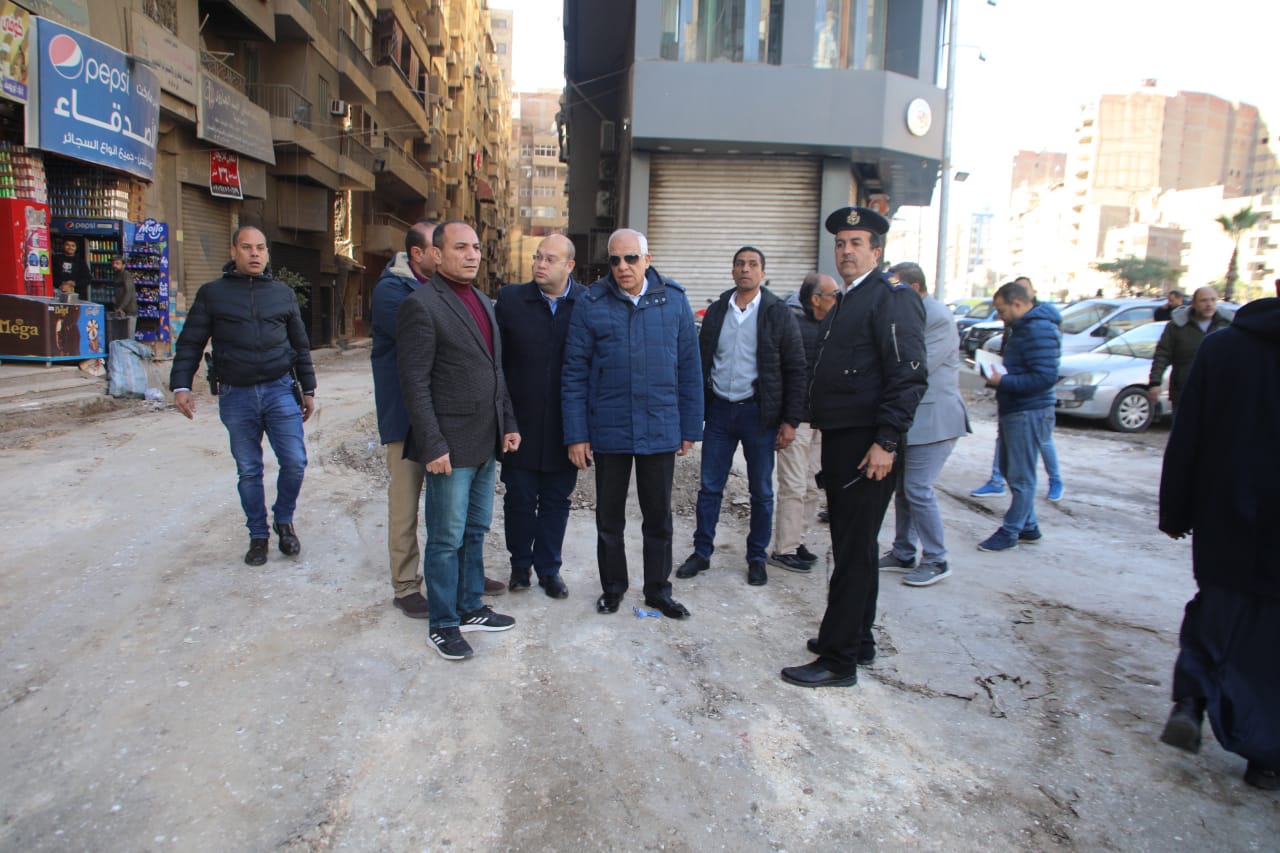 محافظ الجيزة يتفقد أعمال رصف وتطوير شارع الملك فيصل
