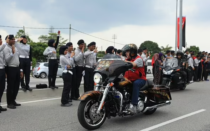 ملك ماليزيا الجديد على دراجته النارية