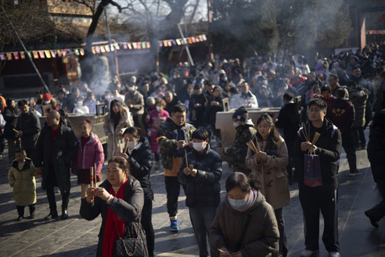 الأحتفال باعواد البخور  فى شوارع بكين