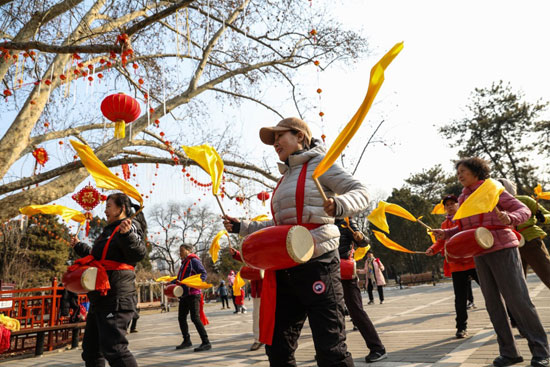 الطبول فى الشوارع للأحتفال برأس السنة الصينية