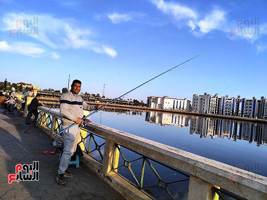 الاستمتاع-بصيد-السمك-علي-الكورنيش