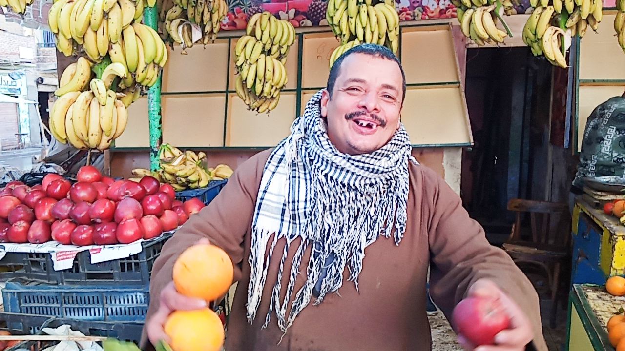 جابر خليفة يبيع الفاكهة