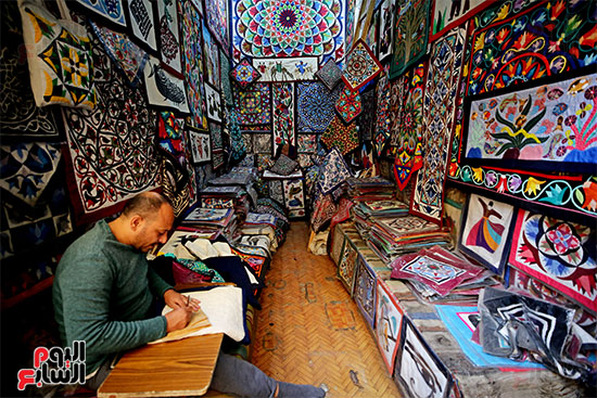 “أحمد ربيع يُخلد القصص الشعبية والنقوش الإسلامية بفن صناعة الخيامية