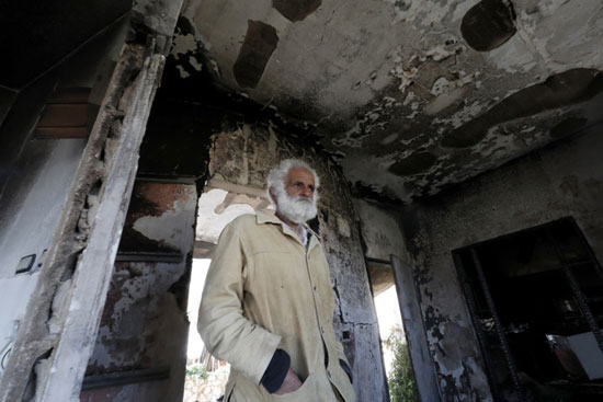 مسن فلسطينى داخل منزلة المدمر