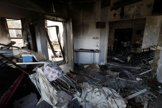 منزل متضرر بعد مداهمة شنتها القوات الإسرائيليةفي قرية سير