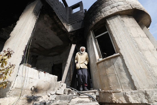 رجل فلسطيني يتفقد الأضرار داخل منزلة(2)