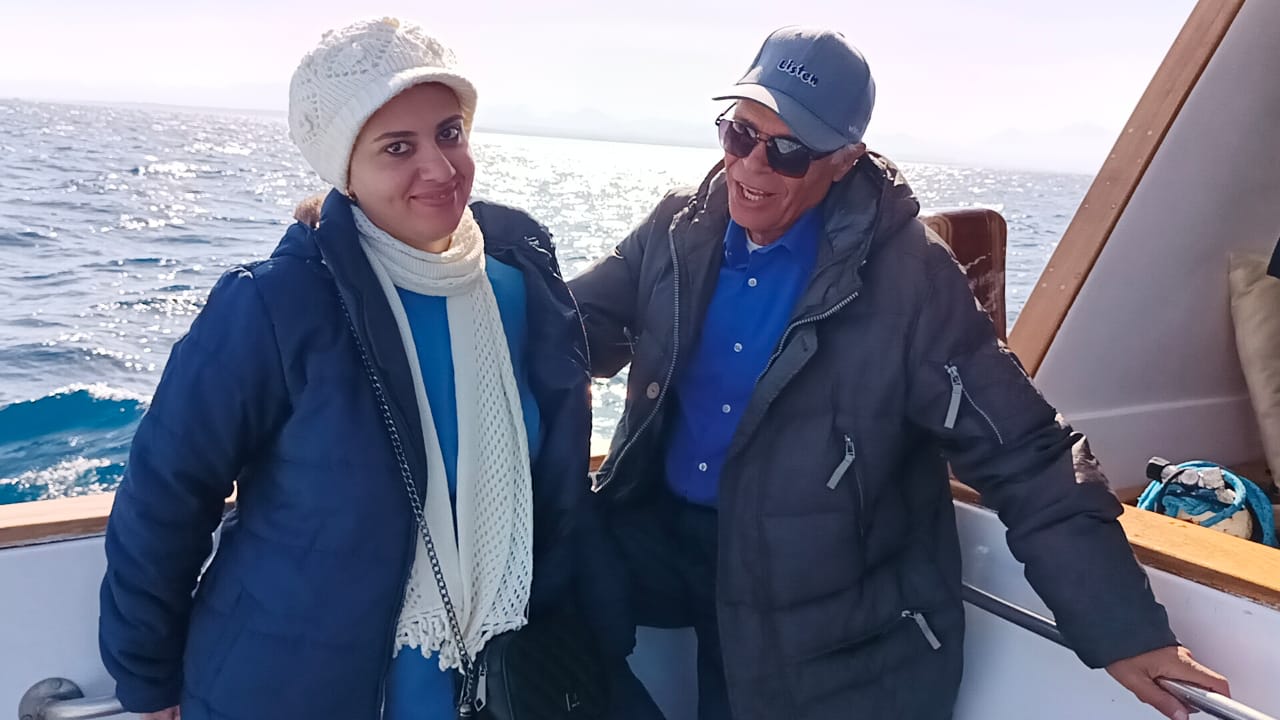 الفنان محمود عامر وزوجته خلال رحلة بحرية 