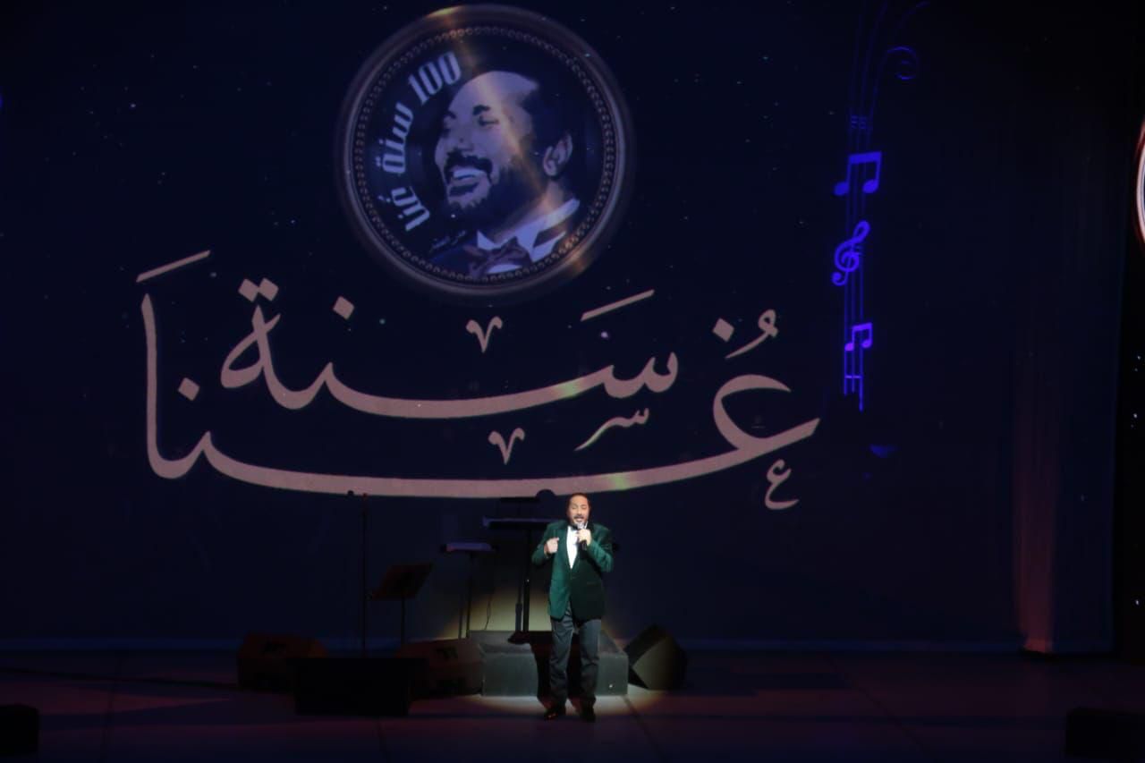 علي الحجار فى دنيا موسيقى وأغاني محمد الوهاب بحفل 100 سنة غنا (8)