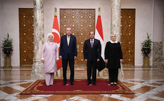 الرئيس السيسي والسيدة قرينته يستقبلان الرئيس التركى رجب طيب أردوغان والسيدة قرينته (5)