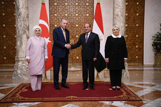 الرئيس السيسي والسيدة قرينته يستقبلان الرئيس التركى رجب طيب أردوغان والسيدة قرينته (6)