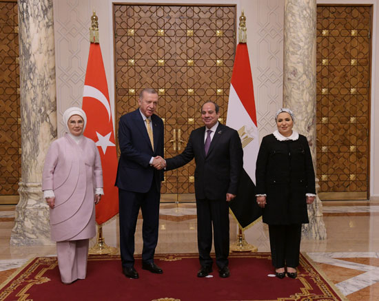 الرئيس السيسي والسيدة قرينته يستقبلان الرئيس التركى رجب طيب أردوغان والسيدة قرينته (3)