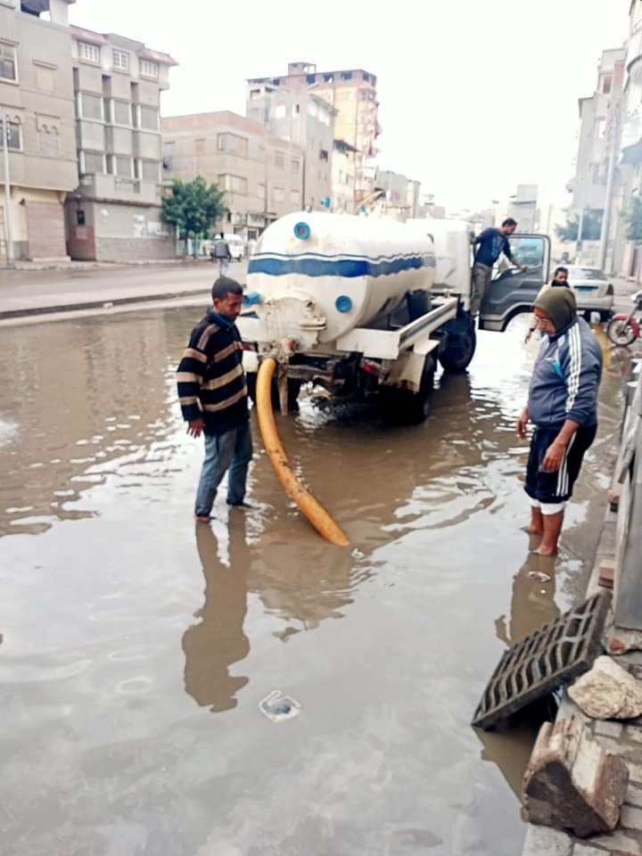 رفع تراكمات مياه الأمطار بشوارع دمياط (3)