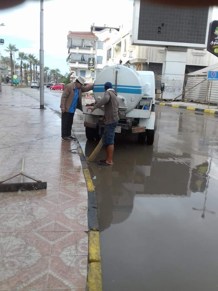 رفع تراكمات مياه الأمطار بشوارع دمياط (2)