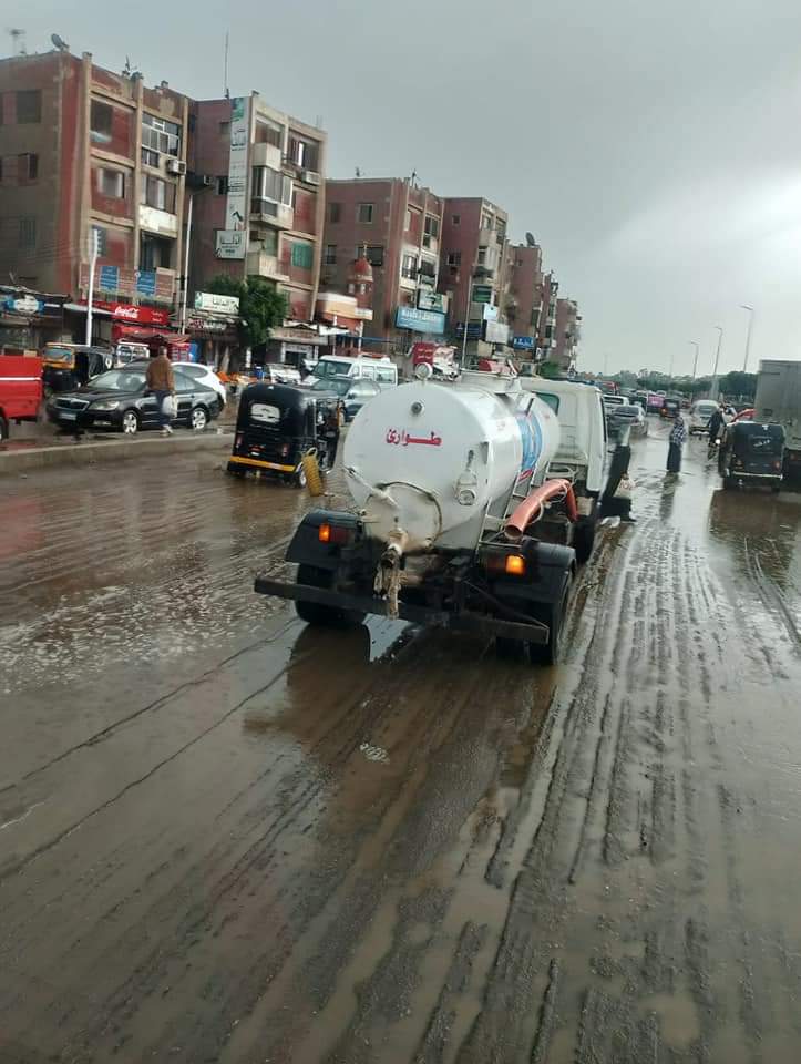 انتشار معدات شركة مياه الشرب لرفع تراكمات الأمطار (4)