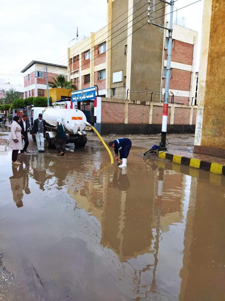 رفع تراكمات مياه الأمطار بشوارع دمياط (1)