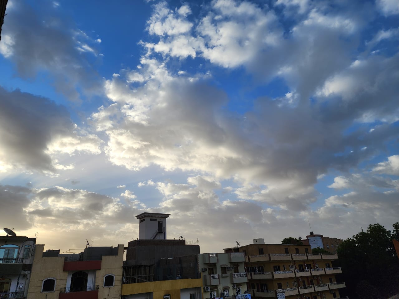 انتشار الغيوم صباحاً فى سماء الأقصر