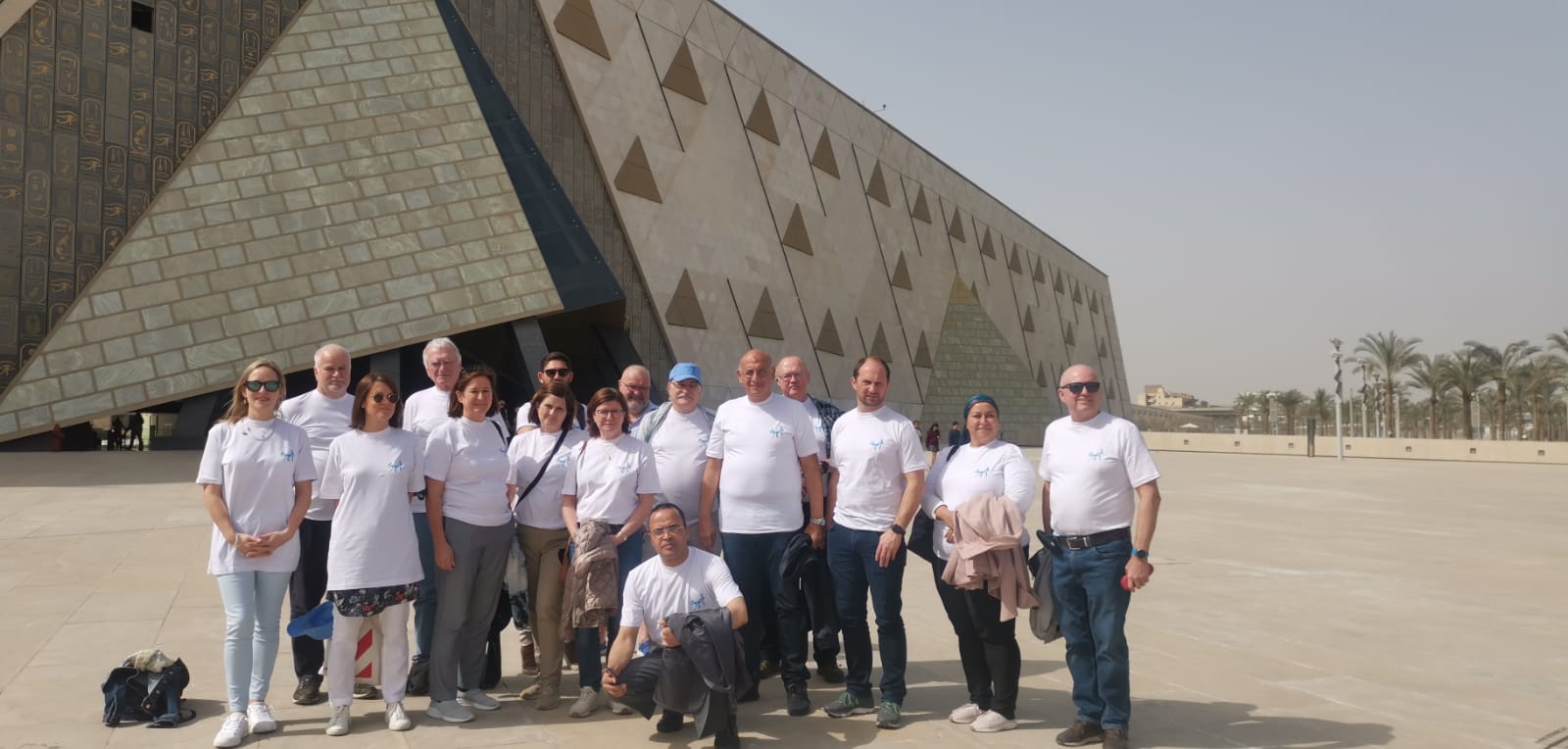 المشاركين بملتقى اليخوت أمام المتحف المصري الكبير