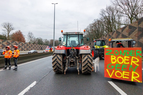مزارعون-بلجيكيون-يغلقون-الطريق-السريع-احتجاجا-على-انخفاض-الدخل-(2)