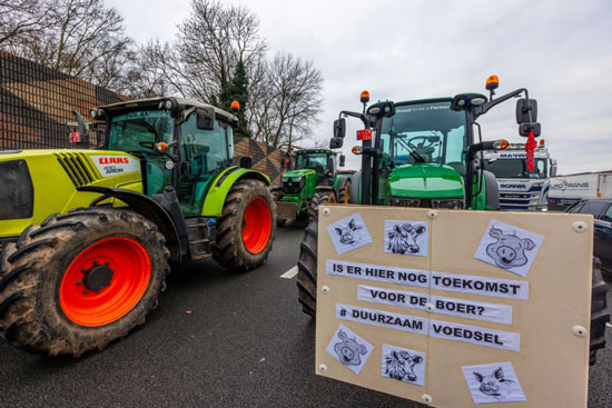 مزارعون بلجيكيون يغلقون الطريق السريع احتجاجا على انخفاض الدخل