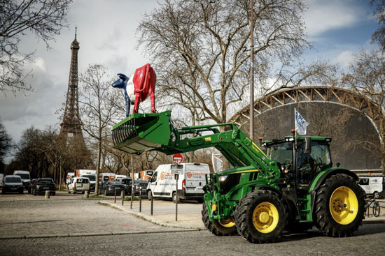 منتجو الحليب الفرنسيون يتظاهرون في-باريس