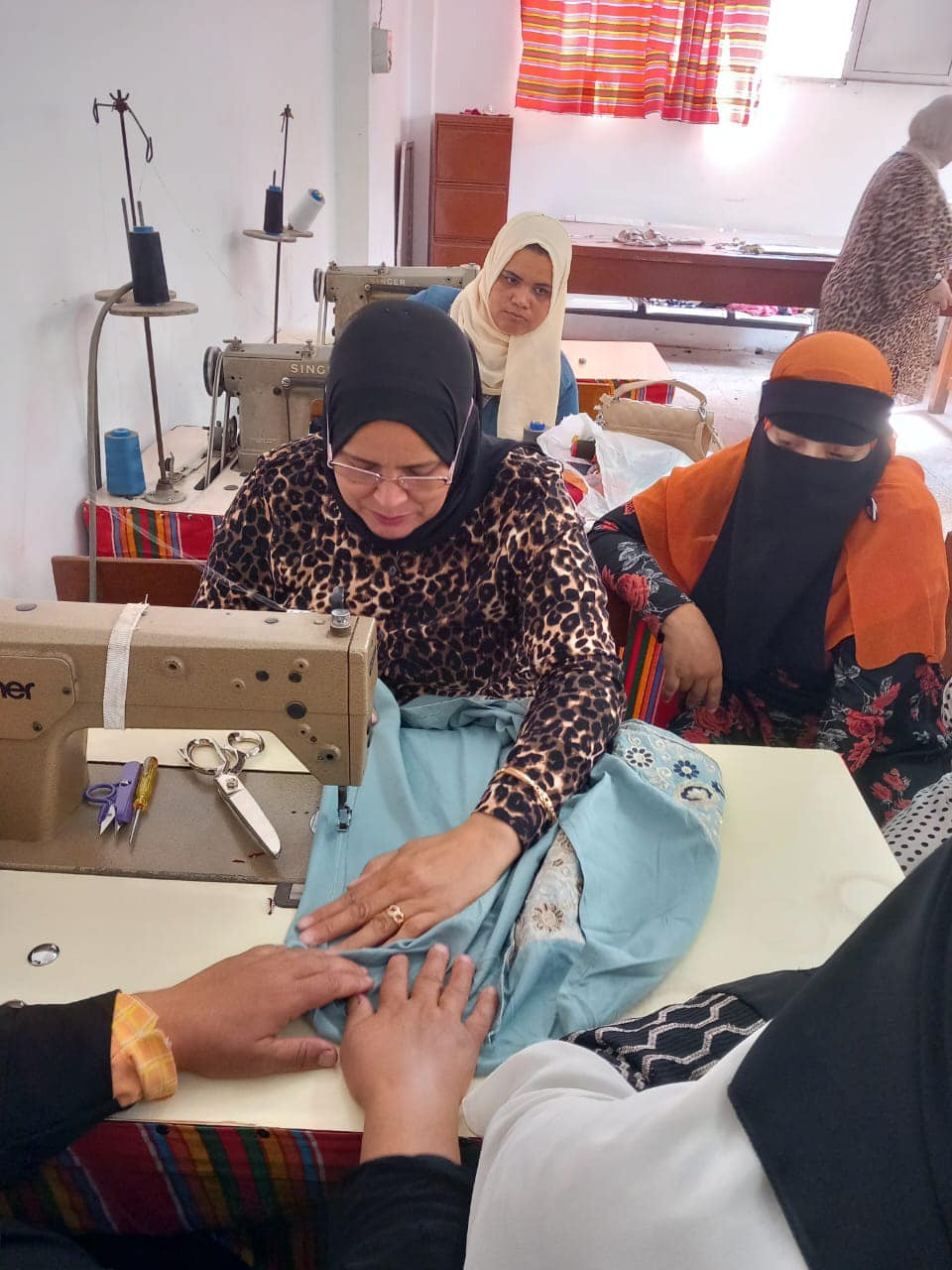 تدريب 20 سيدة على أعمال الخياطة والتفصيل بكفر الشيخ